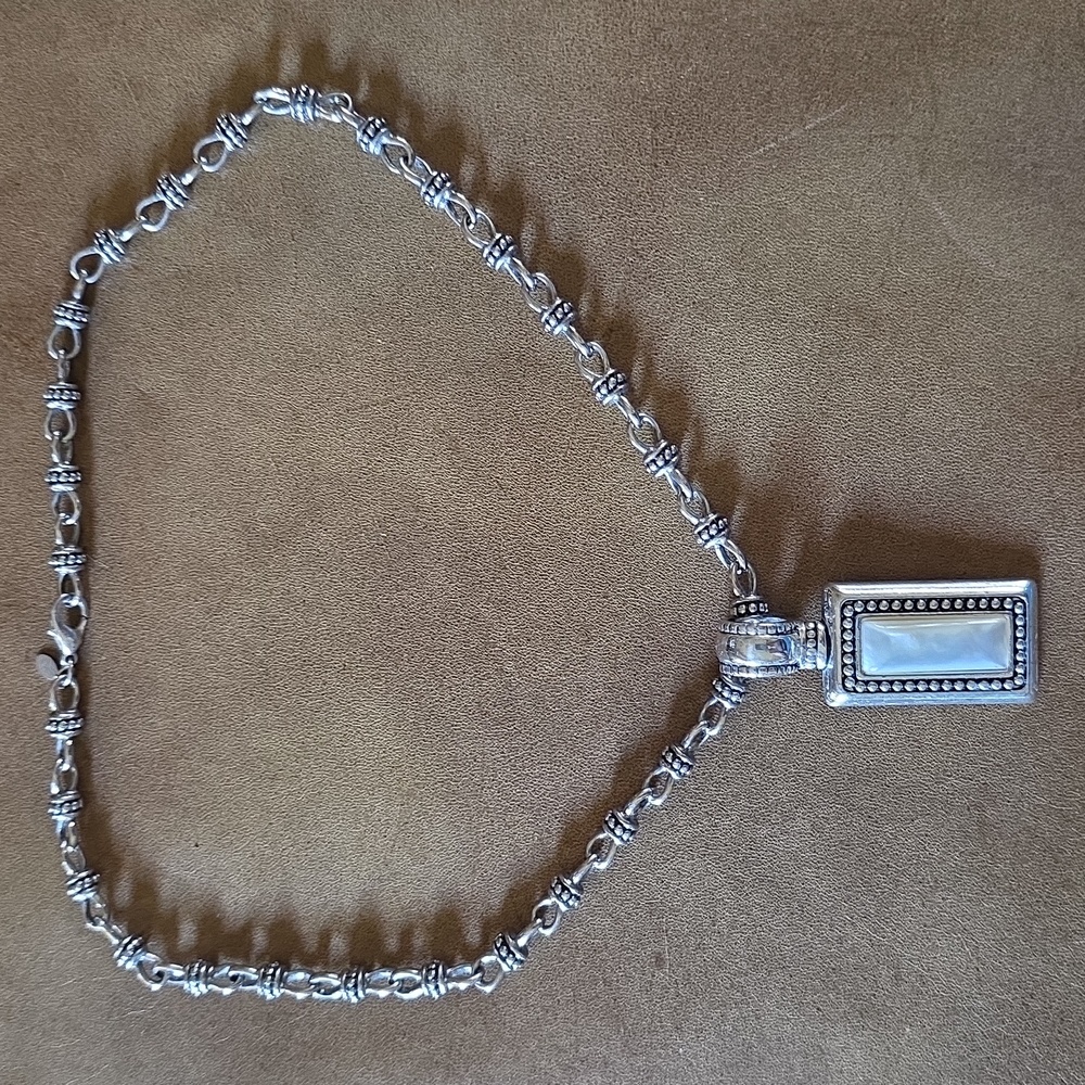 Elegant Silver Necklace With Rectangular Pendant - image 3